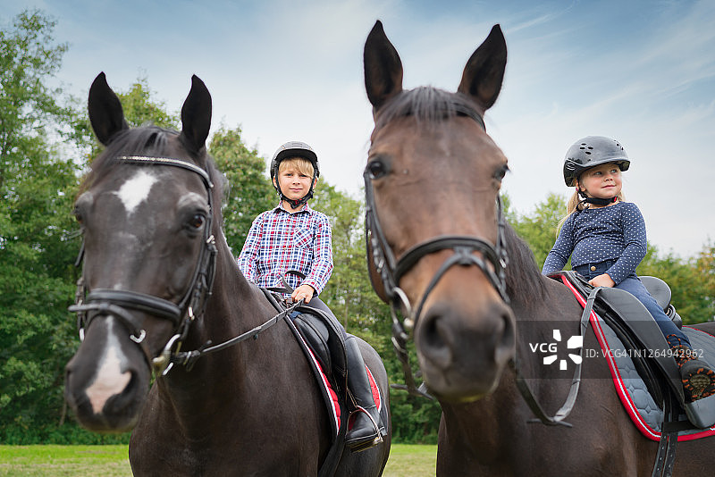 弟弟和妹妹年轻的孩子骑马骑马肖像图片素材