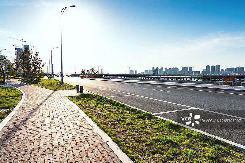 沿着城市海岸线的高速公路图片素材