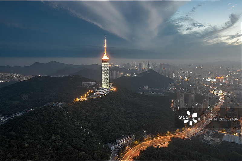 电视塔和城市夜景，大连，中国。图片素材