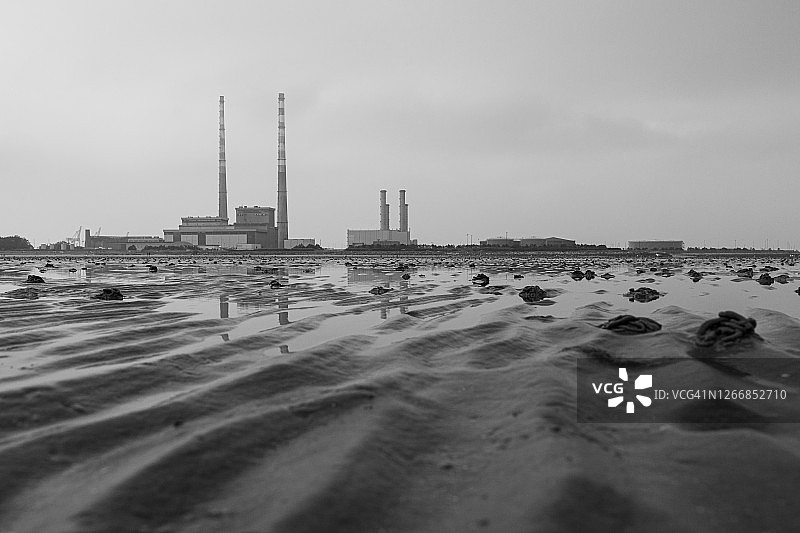 发电厂的烟囱，前景-低潮的涟漪和反射，图片素材
