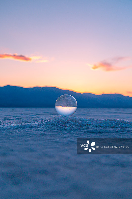 玻璃球对抗死亡谷日落图片素材
