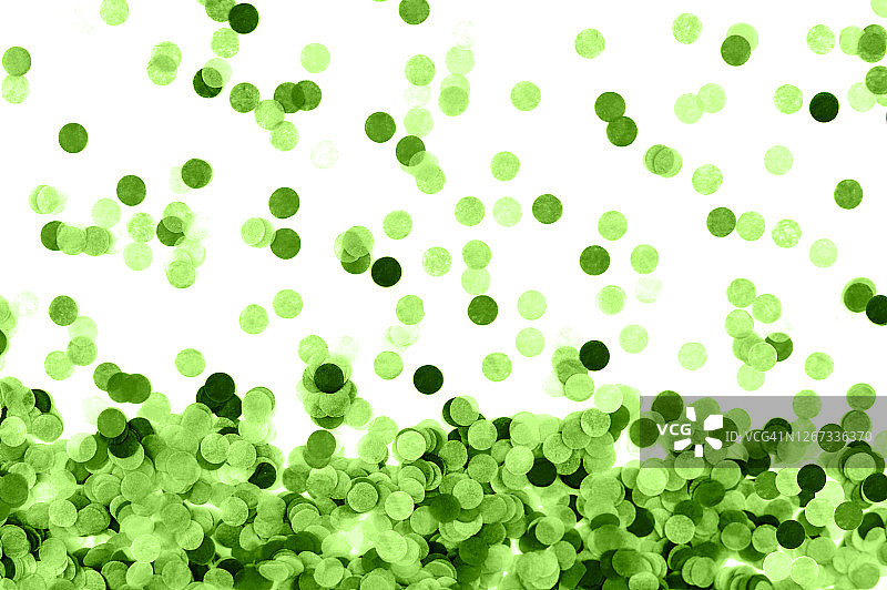 一堆绿色的五彩纸屑孤立在白色之上。图片素材