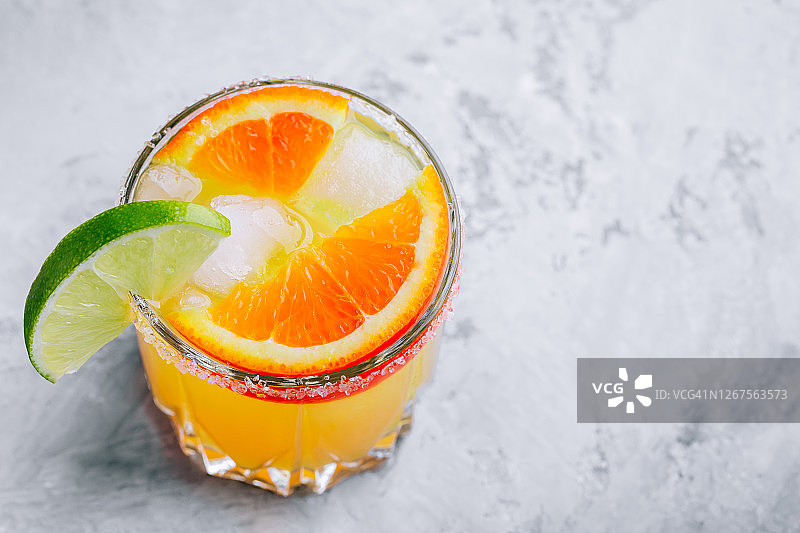 橙色的石灰玛格丽塔。清凉的夏日饮品加冰图片素材