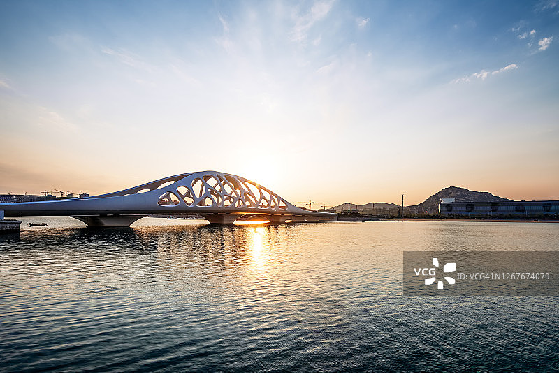 日落时分的现代桥梁结构图片素材