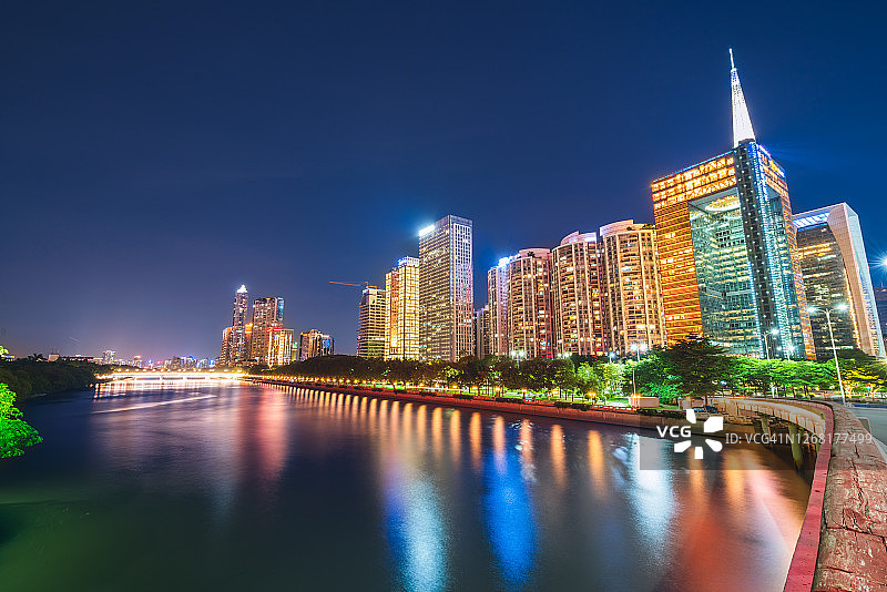 中国广州，珠江对岸的高楼大厦夜景。图片素材