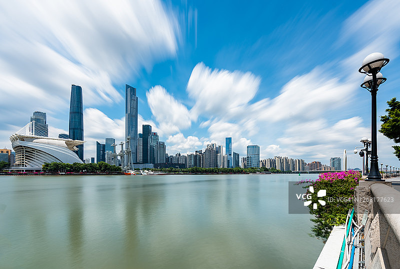 晴朗的天气，珠江岸边的城市建筑，广州，中国。图片素材