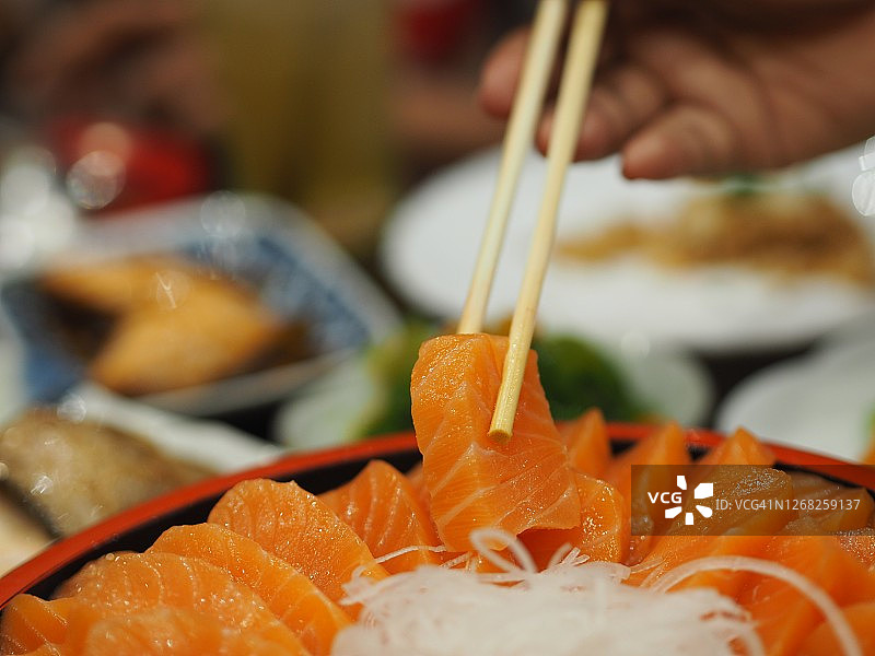 使用筷子，鲑鱼，日本食物图片素材