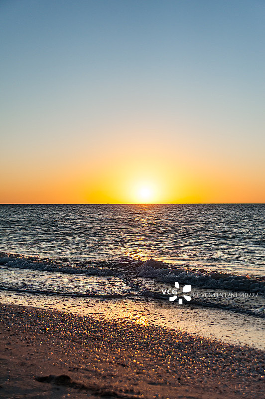 日落在海上和一个废弃的海滩Celestún图片素材