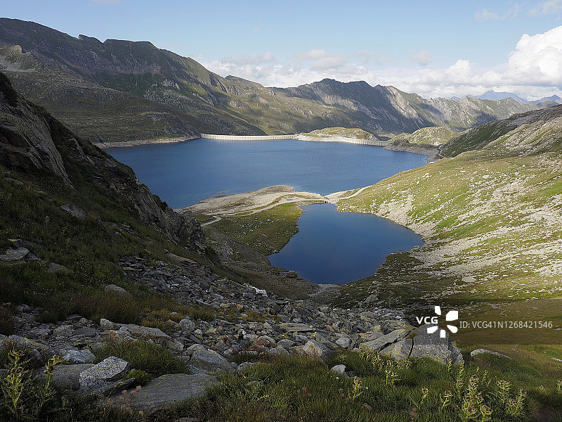 高角度的湖纳雷特高山水库在瑞士的阿尔卑斯山脉图片素材
