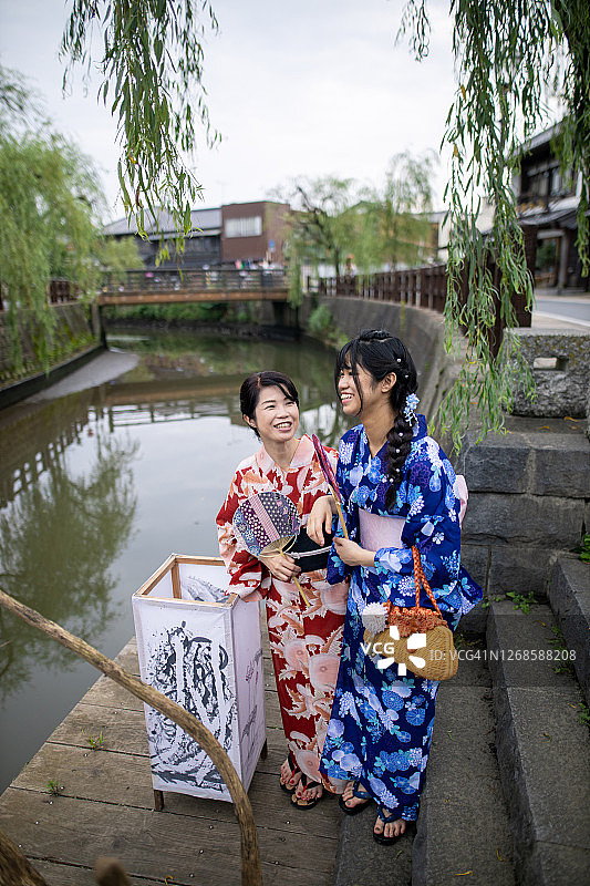 母亲和女儿在yukata参观当地的元宵节在夏天图片素材