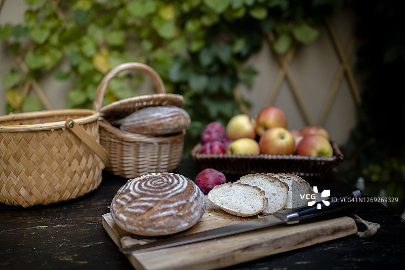 院子里有手工制作的酸面包和新鲜水果图片素材