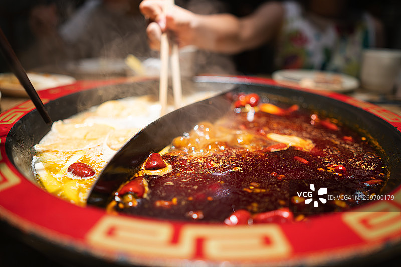 吃中国火锅图片素材