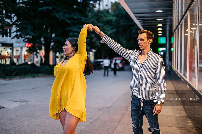 一对年轻的夫妇在街上跳舞图片素材