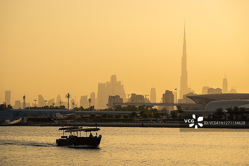 日落在迪拜天际线和哈利法塔在迪拜，阿拉伯联合酋长国图片素材