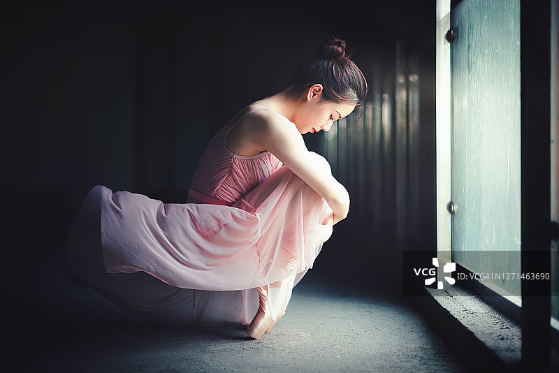 中国芭蕾舞演员在室内训练图片素材