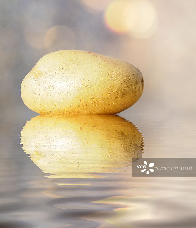土豆倒映在水面上。图片素材