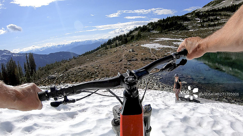 山地电动自行车从雪山斜坡上骑下来图片素材