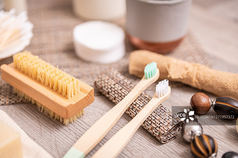 环保豪华洗漱用品——竹制牙刷图片素材