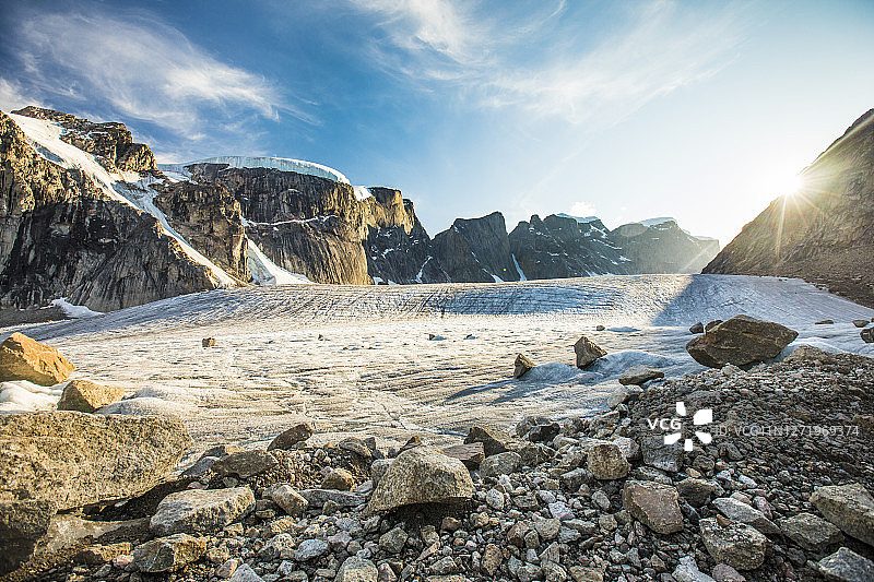 奥尤图克国家公园的冰川山脉景观图片素材