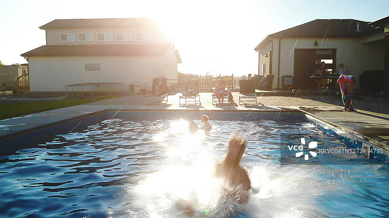 夏末有趣的游泳池，家庭和朋友活动跳跃，跳水，溅水组户外照片系列图片素材