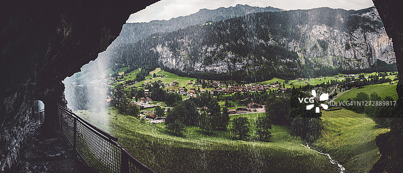 瀑布下的Lauterbrunnen山谷全景图片素材