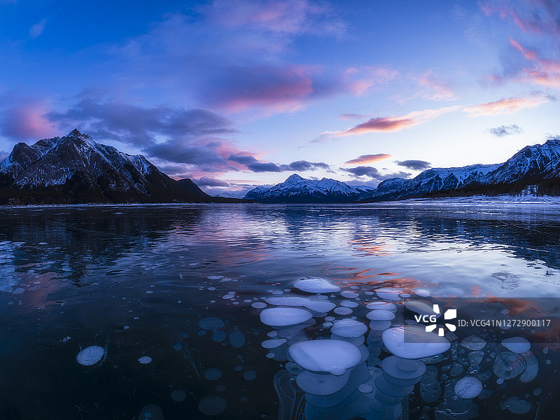 冬天日出的亚伯拉罕湖图片素材