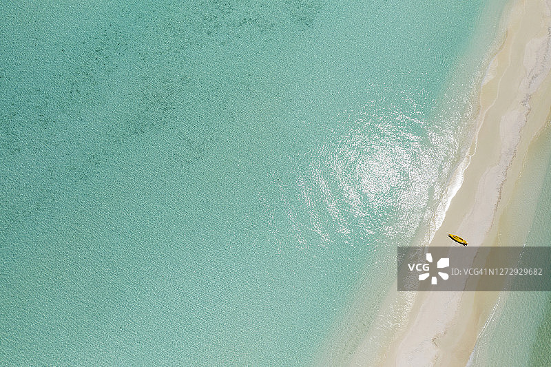 热带海滩上的皮艇鸟瞰图，马尔代夫图片素材