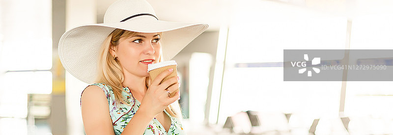 早上在餐厅喝咖啡的女人(对眼睛柔和的聚焦)图片素材