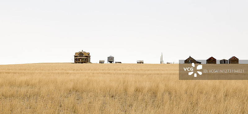 加拿大大草原上的废弃农庄图片素材