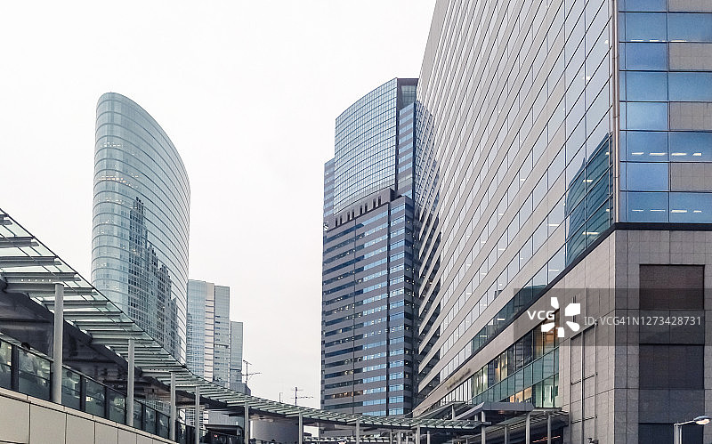 东京城市天际线。商人们在白天走过现代化的办公大楼。图片素材