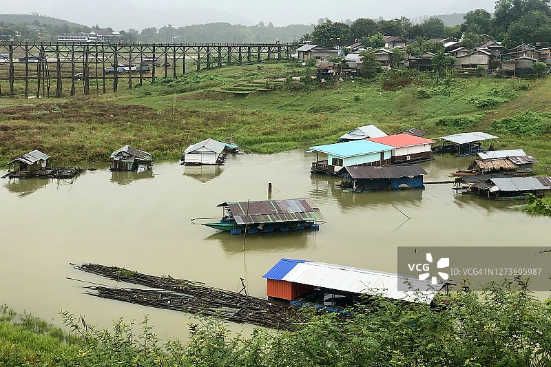 桑khkhlaburi乡村风景-小海湾旁边的宋卡利亚河与著名的木制孟桥和孟村。图片素材