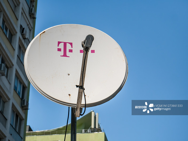 带有德国电信公司Telekom标志的卫星天线图片素材