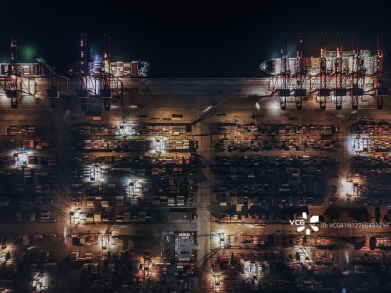 集装箱船和起重起重机在晚上的俯视图图片素材