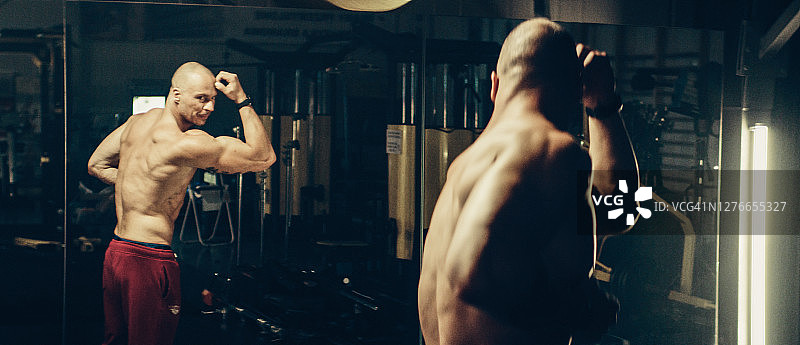 综合格斗健体训练。在黑暗的健身房锻炼肌肉图片素材