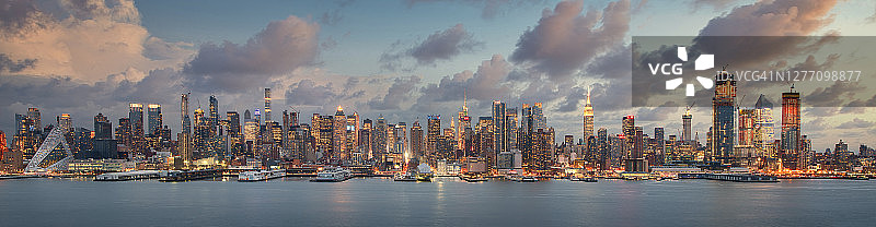 日落时分的纽约天际线图片素材