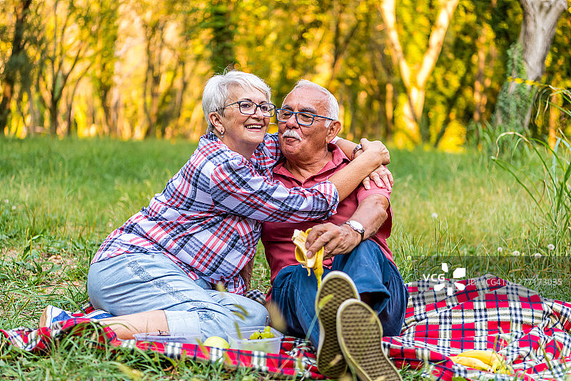 一对老年夫妇在大自然中野餐图片素材