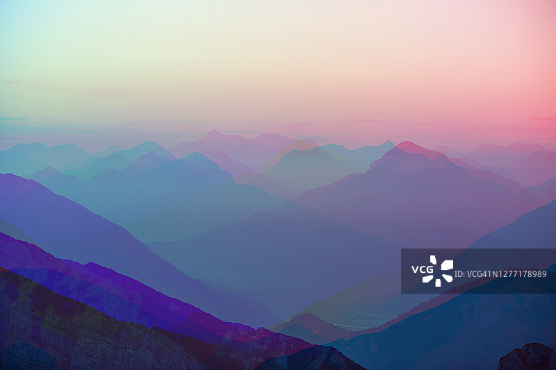 抽象色彩丰富的山脉数字艺术粉彩背景图片素材