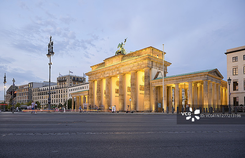 蓝色时刻的柏林-勃兰登堡门图片素材