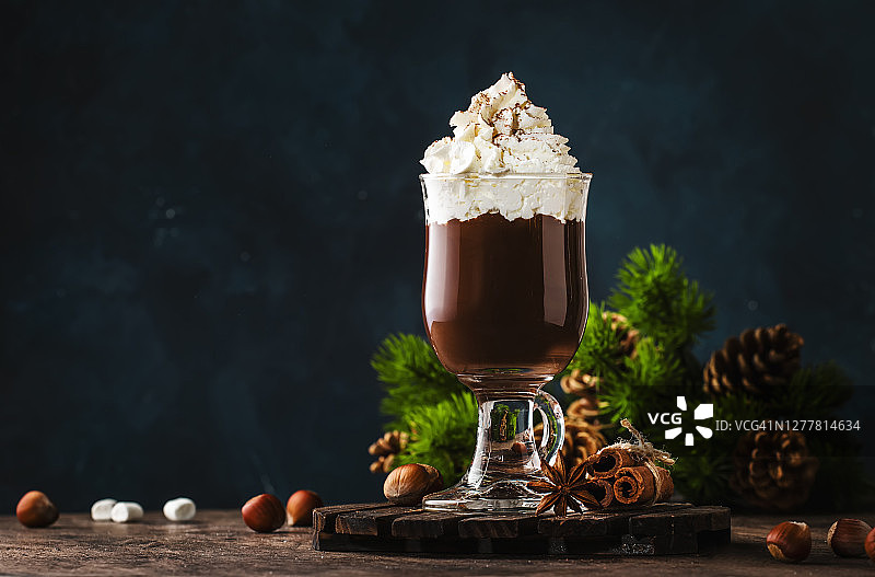 液体黑巧克力与掼奶油和可可粉。冬秋时节喝甜点。圣诞节的温暖的饮料。本空间图片素材
