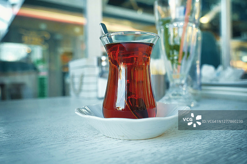 健康的花草茶放在白色的木桌上图片素材