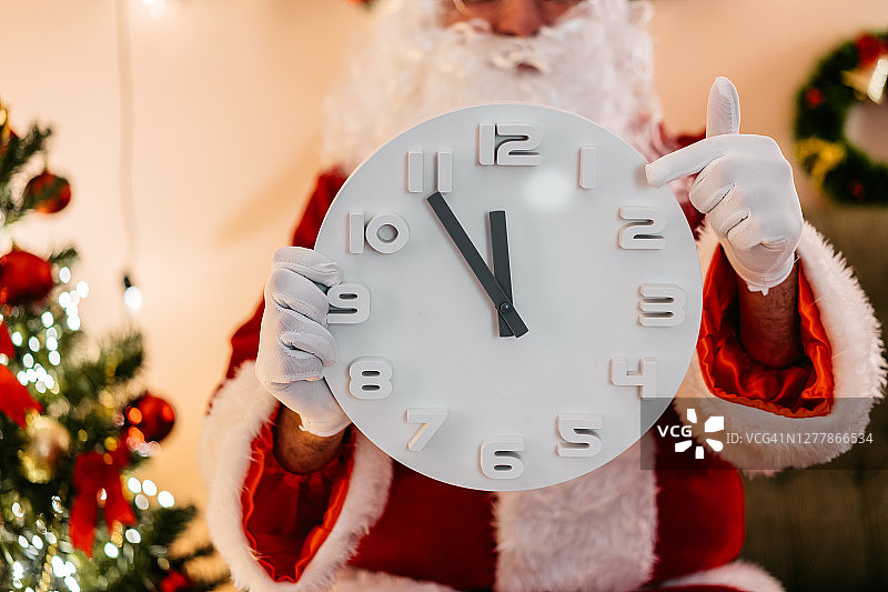 圣诞老人拿着钟显示5点到12点图片素材