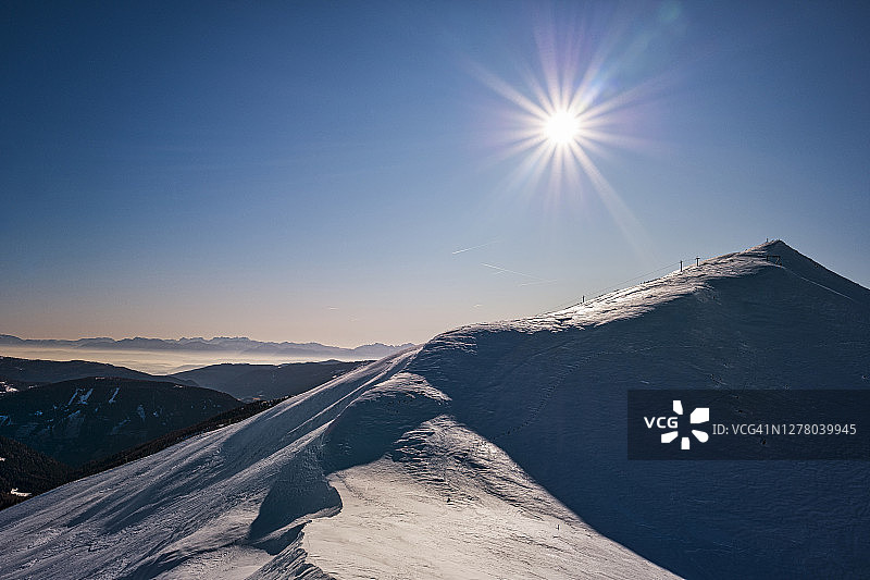 冬天之景——克恩滕州山在雪地上弯曲图片素材