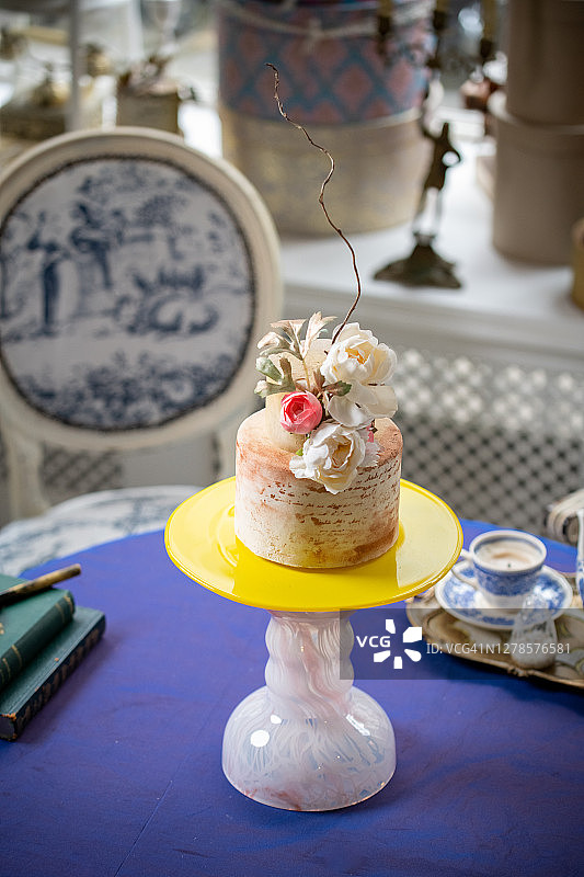 美丽的婚礼蛋糕装饰鲜花在桌子上。黄色和粉红色的蛋糕架。图片素材