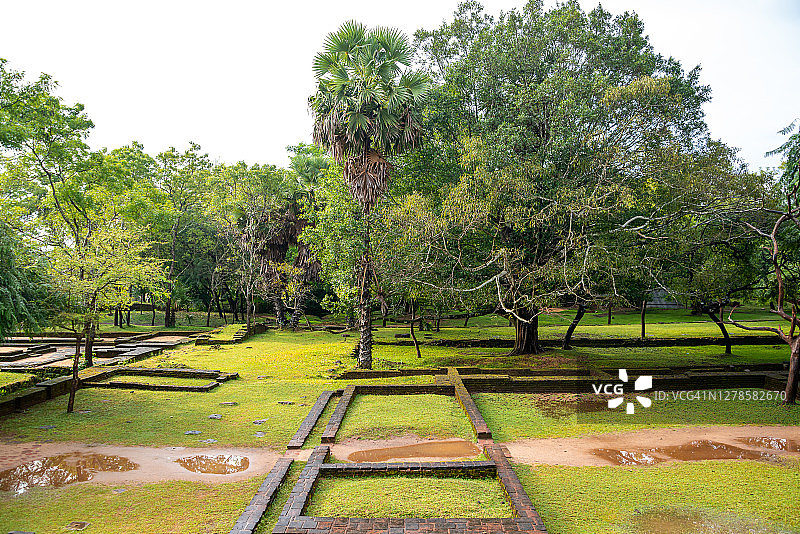 在Polonnaruwa的Alahana Pirivenain复杂遗址的花园图片素材