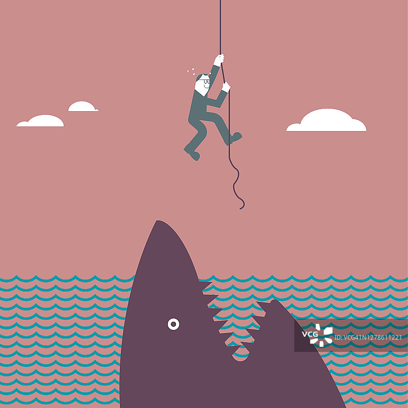 一名男子爬上绳子，逃脱了鲨鱼的袭击。图片素材