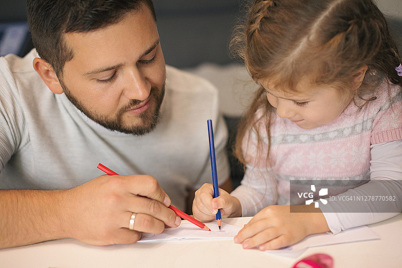 爸爸和他可爱的小女儿用纸制作飞机图片素材