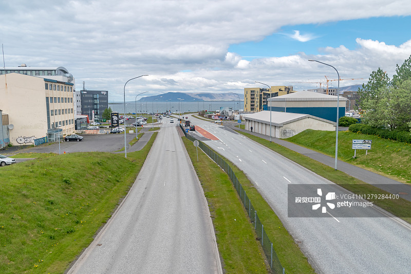冰岛首都雷克雅未克的街道和海景。图片素材