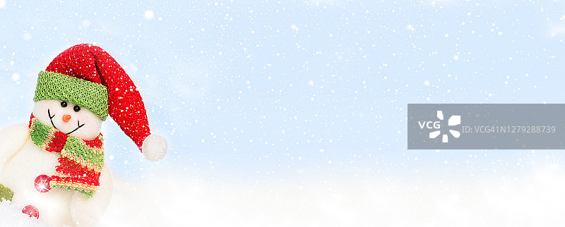 雪人玩具上的散景冬天的背景。圣诞节的背景。为文本复制空间。横幅图片素材