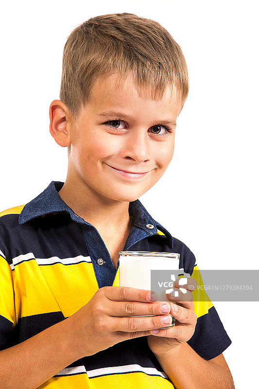 Сute男孩正在喝白色的牛奶图片素材