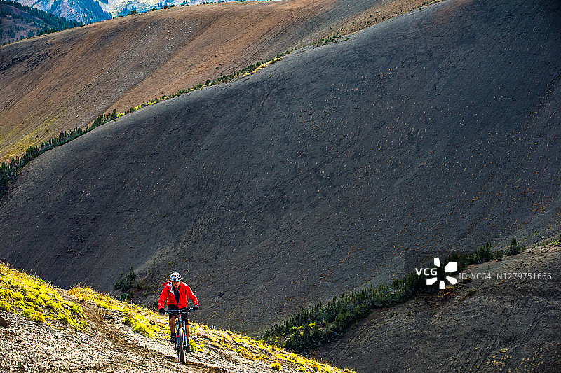 一个山地车骑上陡峭，狭窄的山路的高架视图图片素材